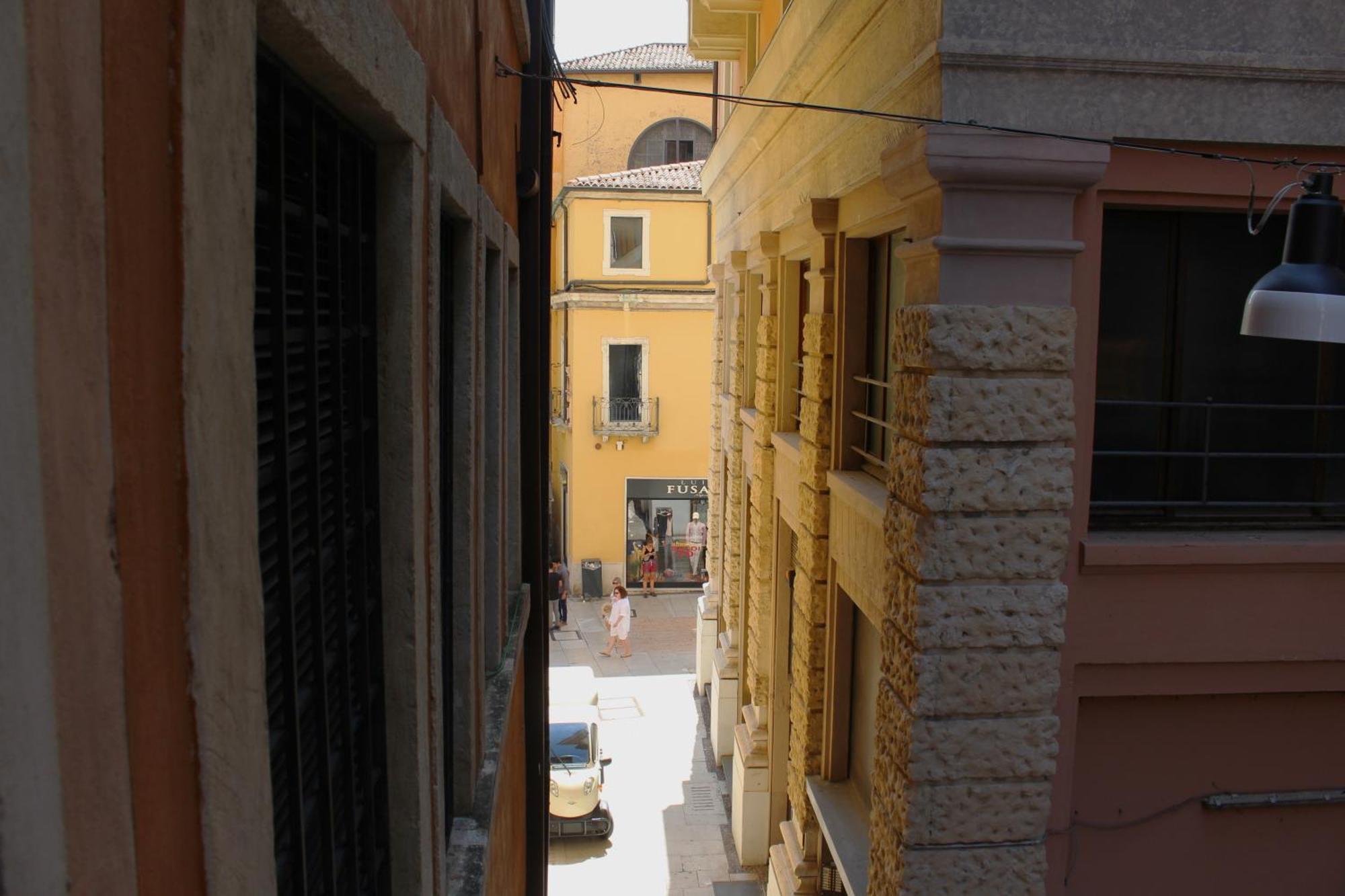Verona Luxury Flats , Piazza Erbe With Balcony On Main Square Exterior photo