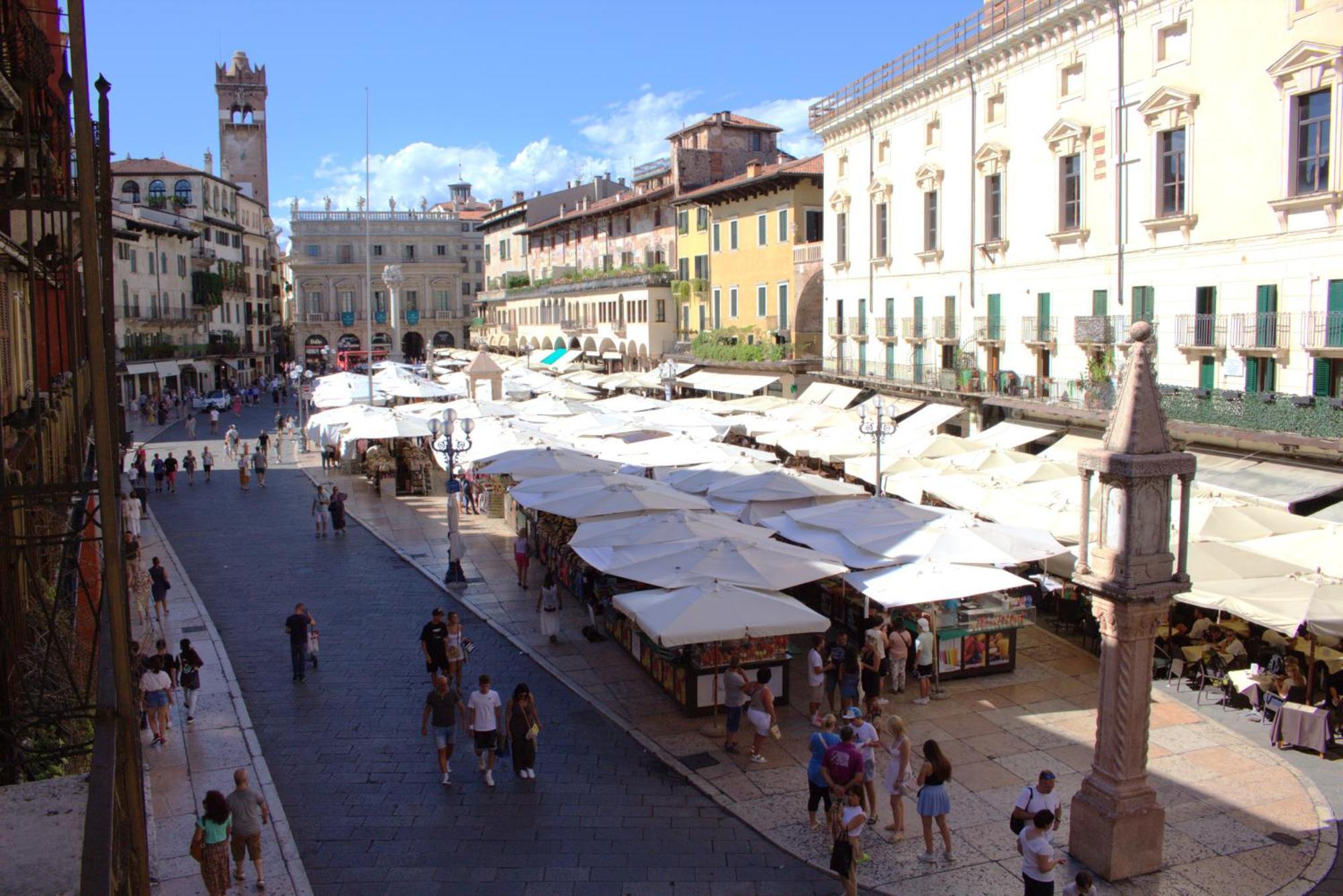 Verona Luxury Flats , Piazza Erbe With Balcony On Main Square Exterior photo